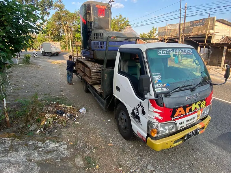 Truk bergambar ARKA membawa alat di baknya