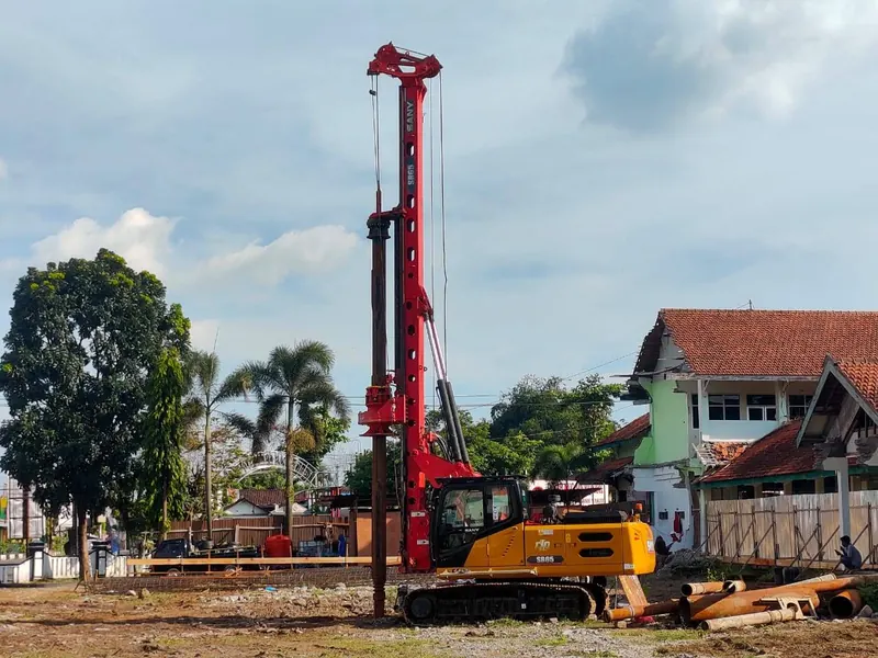 Rig bor bertiang merah di lahan kosong