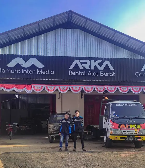 Dua pria di depan kantor ARKA Rental Alat Berat