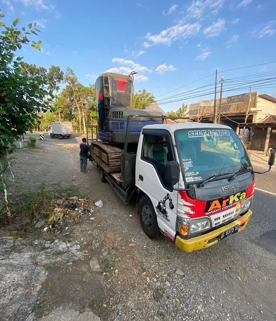 Truk bergambar ARKA membawa alat di baknya